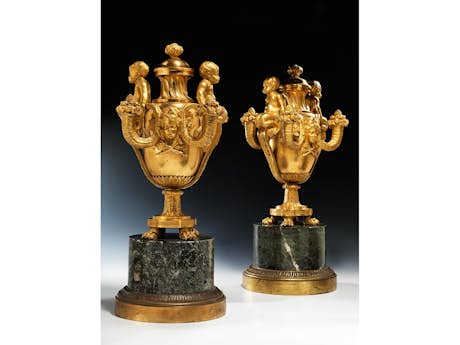 Paar außergewöhnliche Louis XVI-Deckelvasen